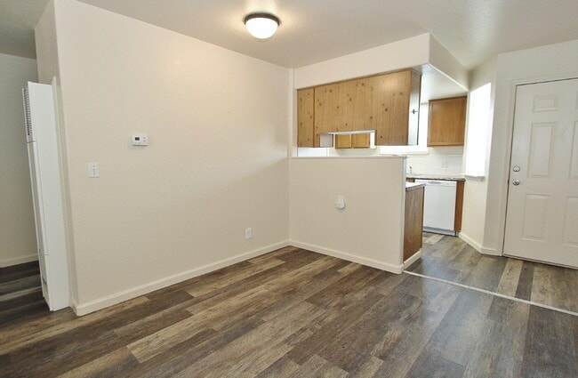 Building Photo - 527 N Moffatt Ave