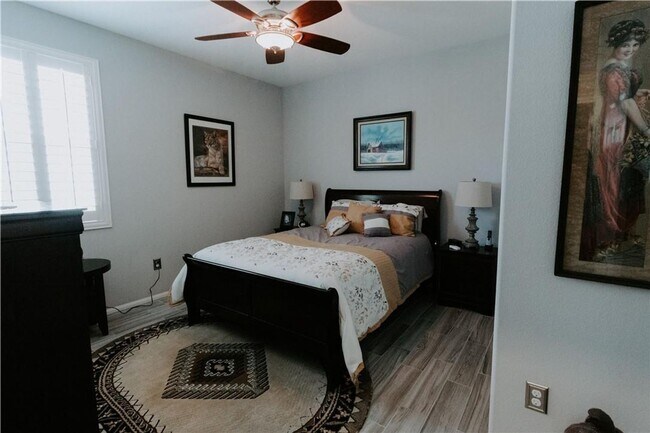 Building Photo - Single Story Home with Lush Backyard! Comi...
