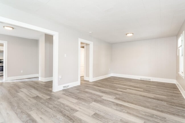 Building Photo - 856 Broad St