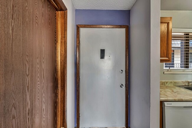 Building Photo - Bright & Spacious 1BD/1BA Top-Floor Unit with Stunning Views!