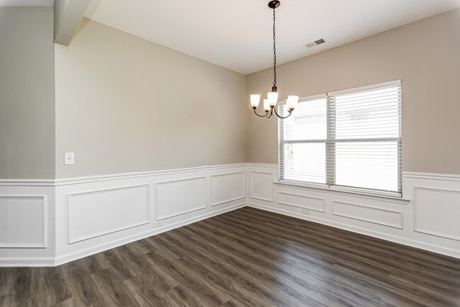 Building Photo - 136 Camellia Way