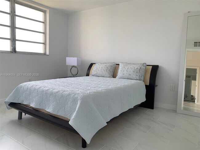 Building Photo - 2980 Point E Dr