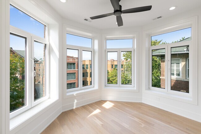 Building Photo - 7729 N Eastlake Terrace