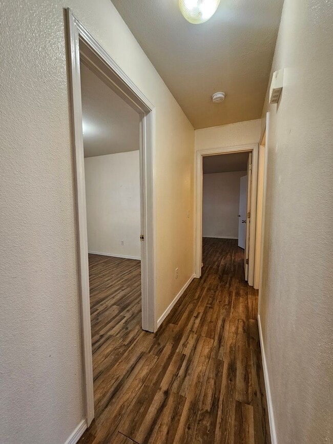 Building Photo - (3) Bed (2) Bath in Noble Avail NOW!