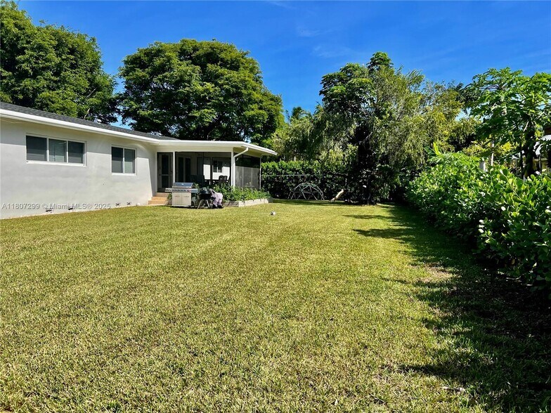 Building Photo - 5800 SW 100th St