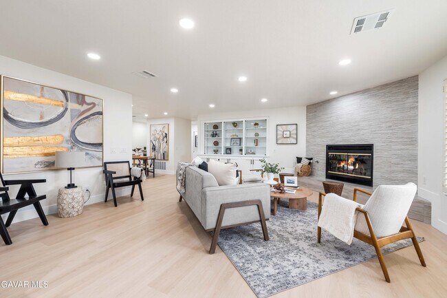 Building Photo - 41901 Cll Clarita