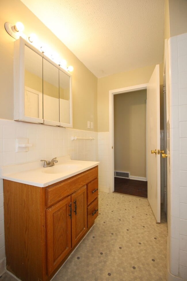 Building Photo - Super 3-brm stone ranch with basement in e...