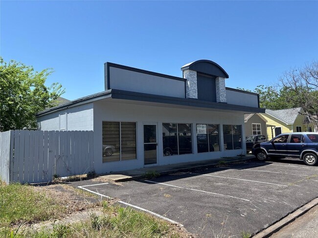 Building Photo - 401 W James Ave