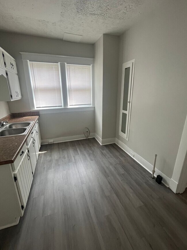 Building Photo - Beautifully renovated 3 bedroom house!