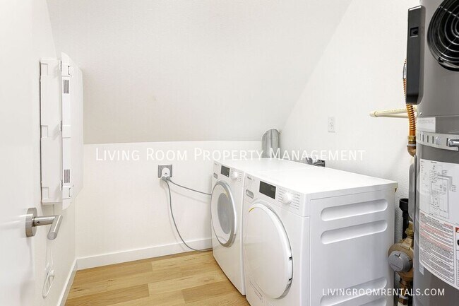 Building Photo - 4863 NE Going St