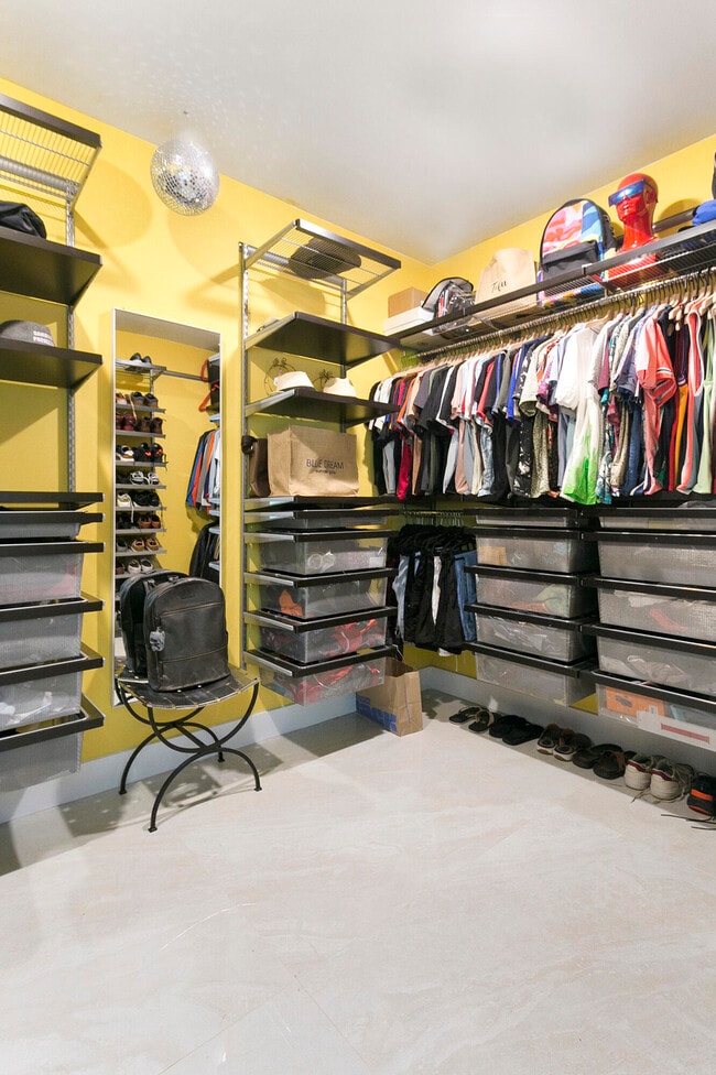 Building Photo - 2701 NE 2nd Ave