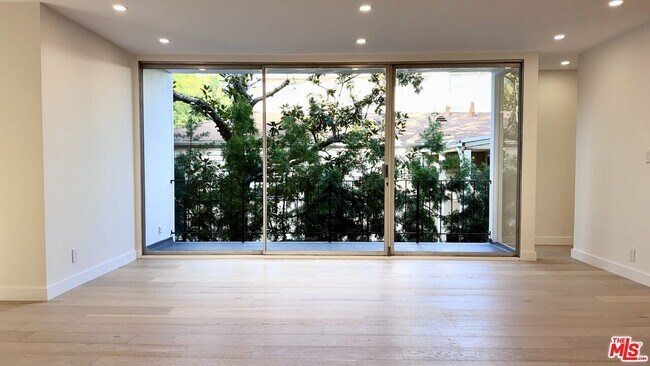 Building Photo - 414 N Palm Dr