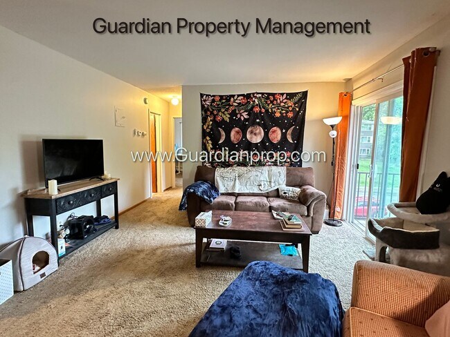 Building Photo - Top Floor w/Balcony, Excellent Condition, ...
