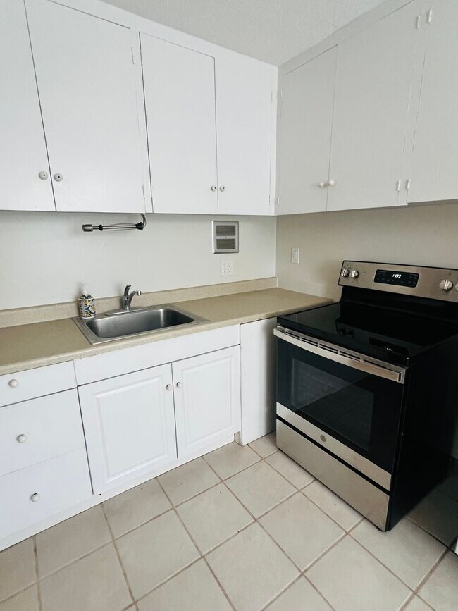 Building Photo - Charming & Breezy 1-Bedroom 1-Bath Hawaiiana Retreat