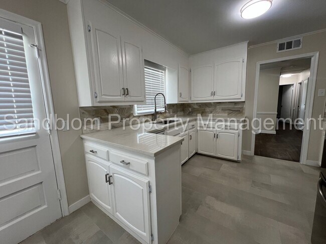 Building Photo - For Lease | $1300 Rent | Available Now!
