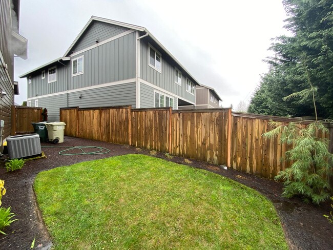 Building Photo - Spacious & Modern 5 Bedroom 3 Bath Home wi...