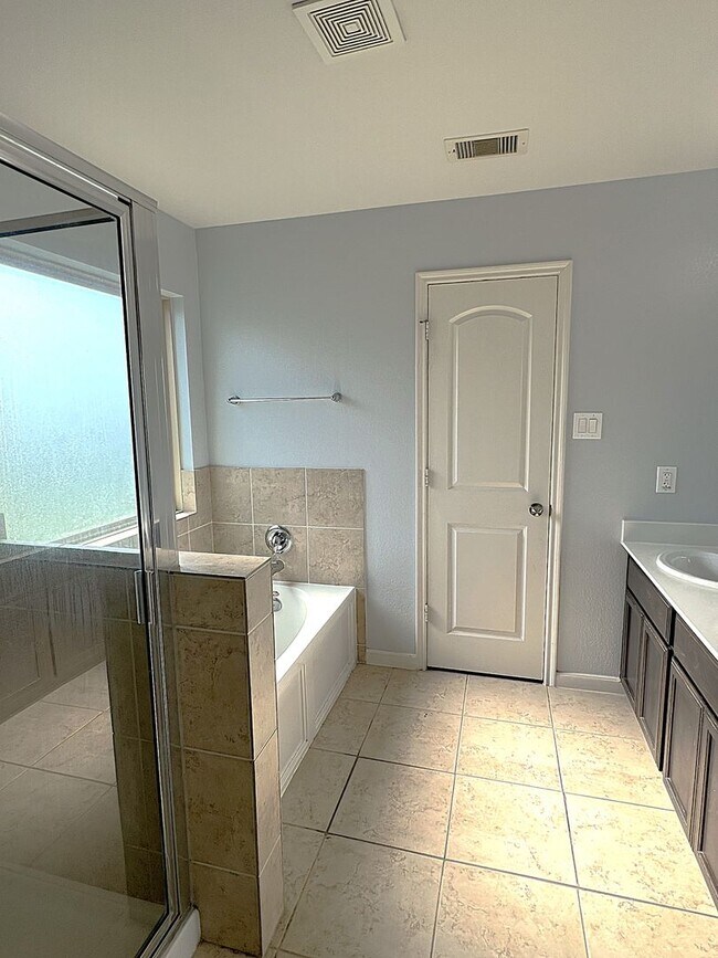 Building Photo - Spacious Four Bedroom Home Conveniently Located in Carpenters Landing