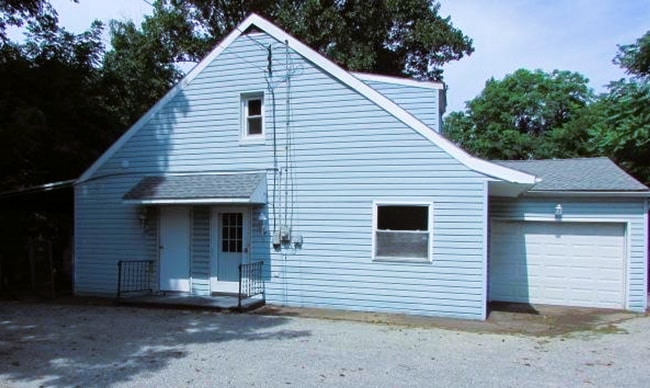 Building Photo - Coming Soon   Spacious 3 bedroom Located i...