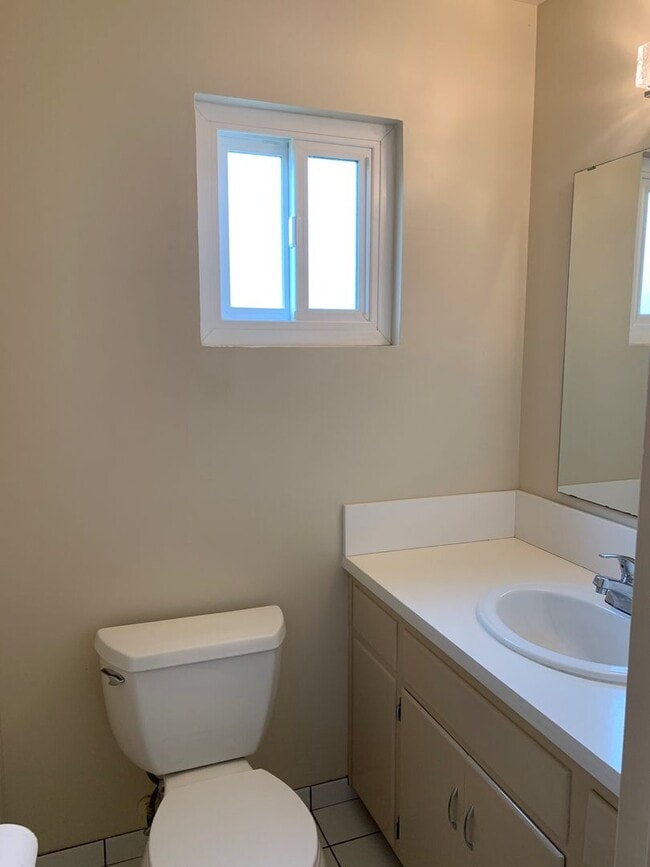 Building Photo - Great 3 Bedroom 1 and 1/2 Bath House in Se...