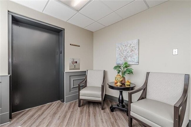 Building Photo - 300 Johnson Ferry Rd