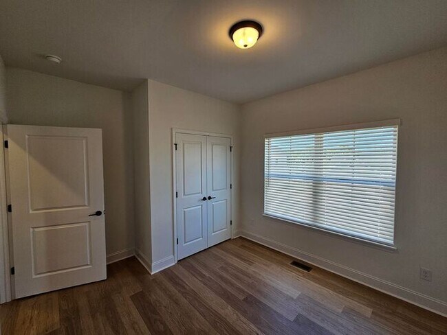 Building Photo - Modern Home in Karns – Washer & Dryer Incl...