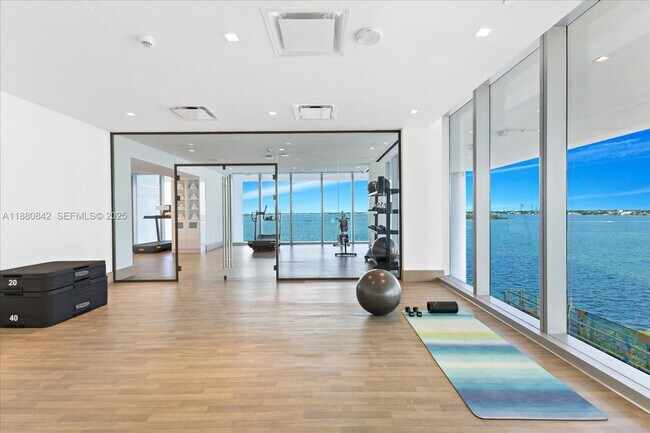 Building Photo - 700 NE 26th Terrace