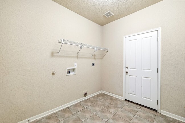 Building Photo - ***APPLICATION CURRENTLY UNDER REVIEW***Spacious Cul-de-sac home located close to Seaworld, Lackl...