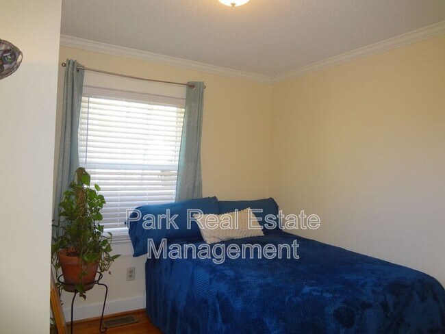 Building Photo - 602 Hillsborough Rd