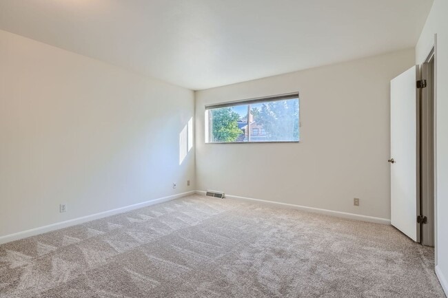 Building Photo - 4452 W Pondview Dr