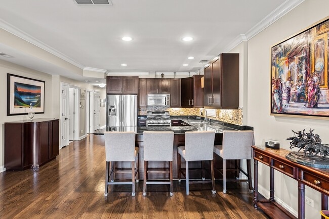 Building Photo - 3635 N Wilton Ave