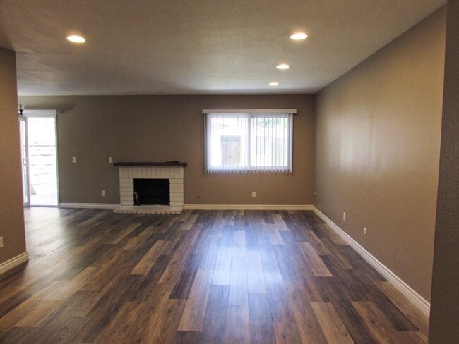 Building Photo - Gorgeous Private  Townhome on Cul-de-Sac--...
