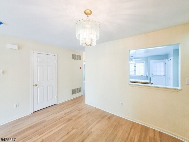 Building Photo - 1C Rutland Ln