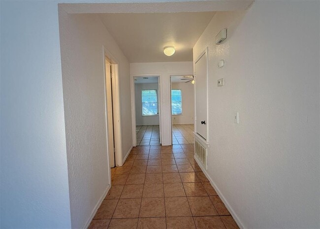 Building Photo - 242 Windsor Way