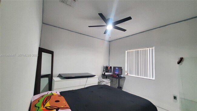 Building Photo - 1225 NE 32nd Ave