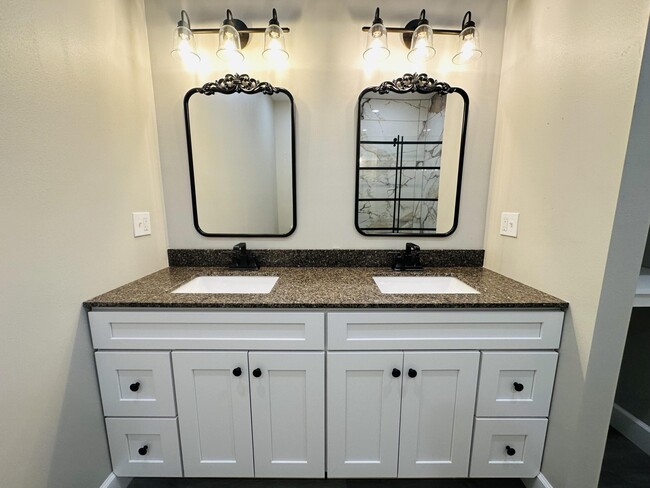 Building Photo - 726 Vine Dr