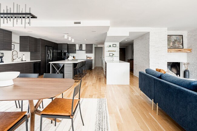 Building Photo - Gorgeous 2 Bedroom 2 Bathroom Condo in Low...