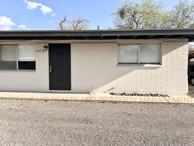 Primary Photo - 3042 N Sparkman Blvd
