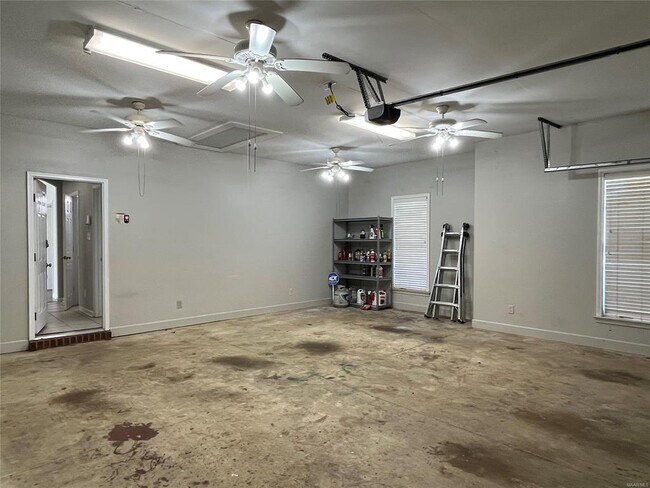 Building Photo - 704 Emerald Dr