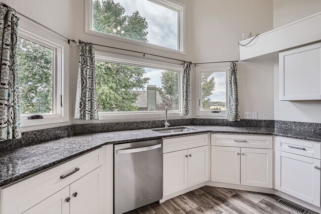 Building Photo - 5 bed 3.5 bath Plum Creek home