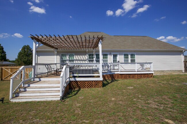 Building Photo - Charming 3 BR/2BA Ranch with fully fenced ...