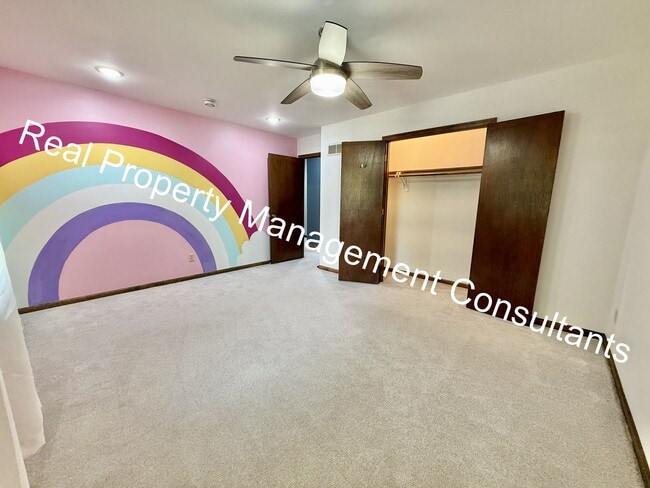 Building Photo - Spacious 4 Bedroom Home in Shawnee Mission!