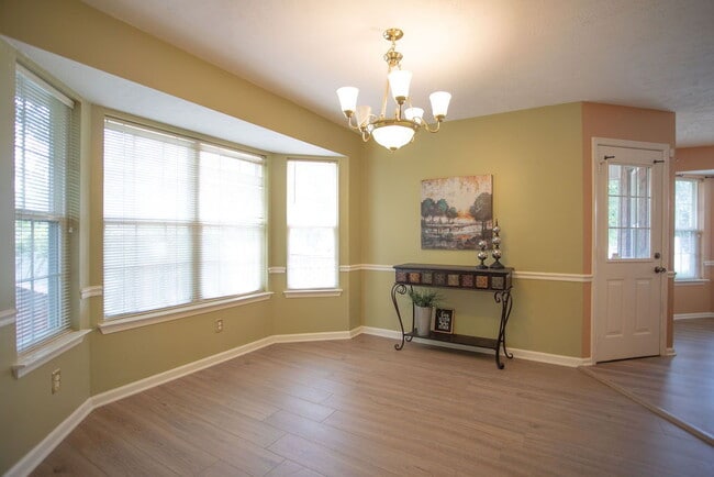 Building Photo - "Charming 4-Bedroom Retreat with Guest Suite & 3 Baths in Murfreesboro!"