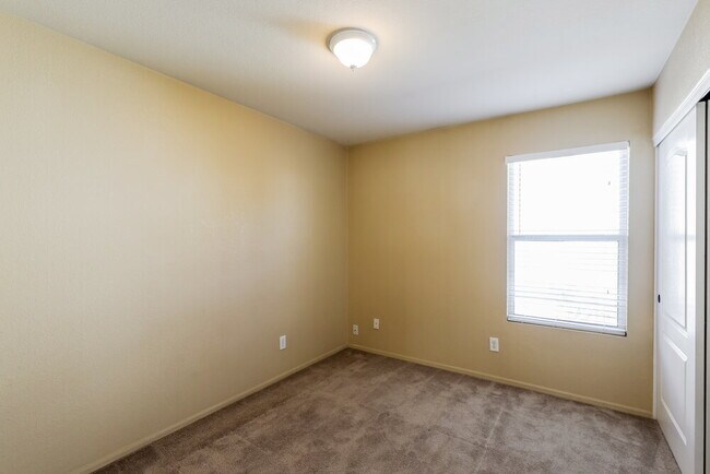 Building Photo - 1316 S Flaxseed Dr