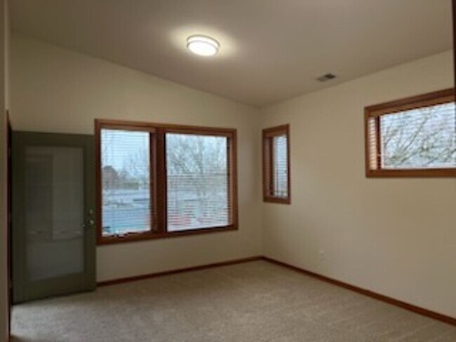 Building Photo - AUGUST RENT FREE with LIMITED SHOWINGS AVAILABLE on July 25th! - Gorgeous Townhome Style Condomin...