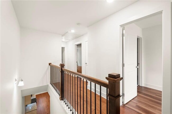 Building Photo - 1833 Edgehill Dr