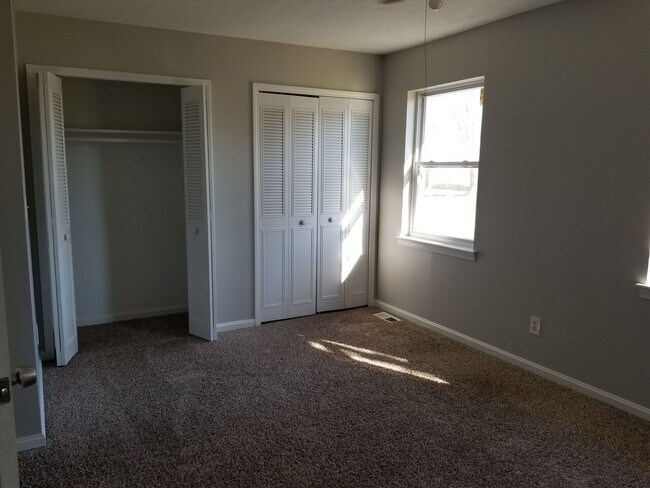 Building Photo - 2 bedroom, 1 bathroom town house located in the heart of Fern Creek