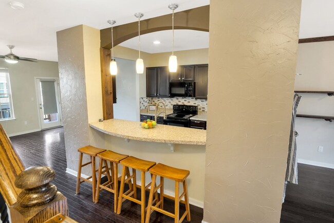 Building Photo - Spacious 3 Bedroom 3.5 Bathroom Townhome i...