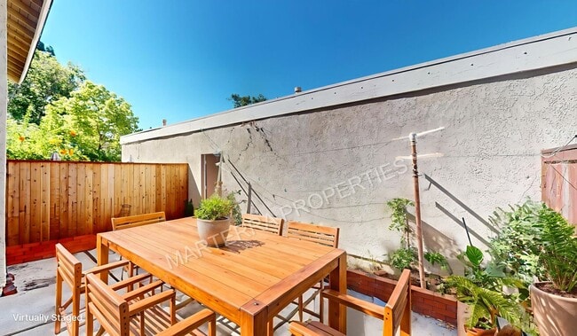 Building Photo - 2-bedroom Townhome in Irvine!