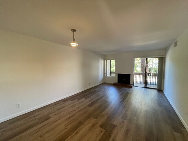 Building Photo - SHERMAN OAKS!!!: FANTASTIC 2 BEDROOM + 1 1...