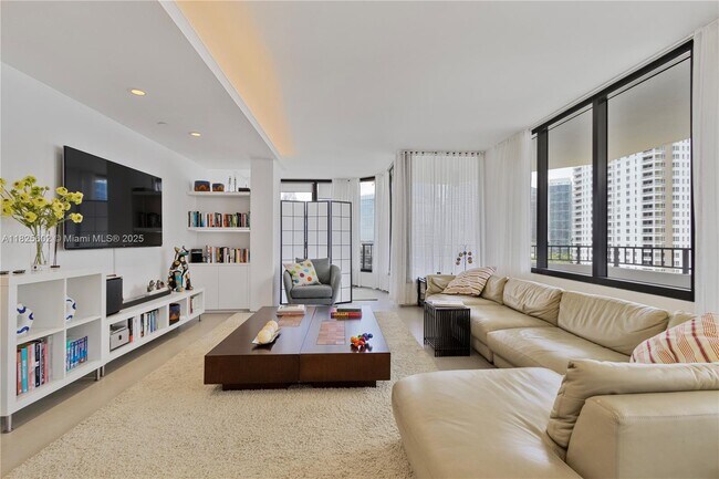 Building Photo - 520 Brickell Key Dr